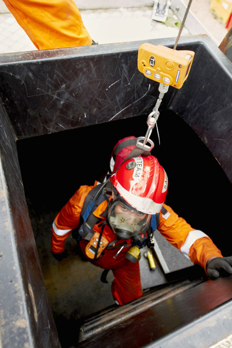 confined-space-worker-lifted-crowcon-t3-t4