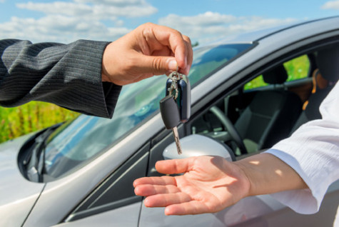 The solemn transfer the key the buyer of a new car