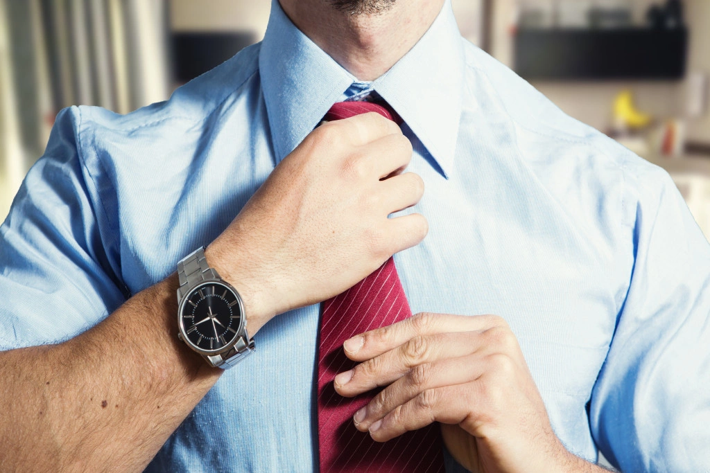 datore di lavoro si sistema la cravatta prima di un colloquio di lavoro